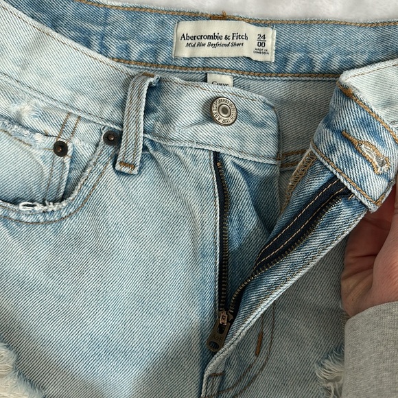 Abercrombie A&F Women’s Mid Rise Curve Love Boyfriend Cut Off Thrashed Shorts 00 - Picture 5 of 9